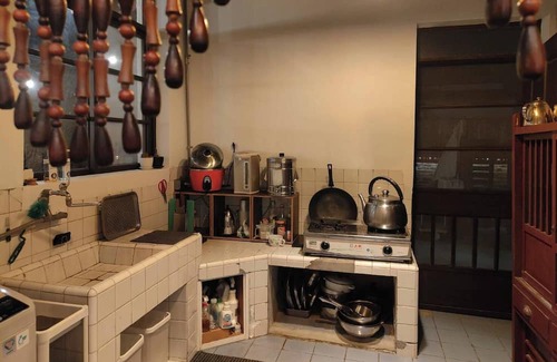 Fengshan District Casa | 親手修復的歷史眷村小屋，帶有熱水大浴缸復古套房，住在歷史保存區中，3分鐘到擁有260年歷史廟宇，5分鐘到熱門美食區