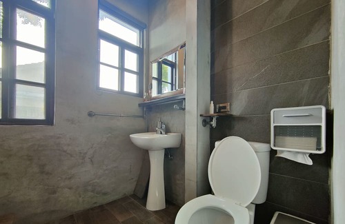 Fengshan District Casa | 親手修復的歷史眷村小屋，帶有熱水大浴缸復古套房，住在歷史保存區中，3分鐘到擁有260年歷史廟宇，5分鐘到熱門美食區