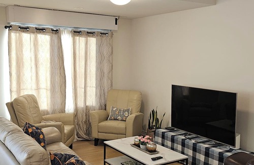 Durham Region Casa | Bright 2BD Condo-townhouse with complementary parking and close to Hwy 401