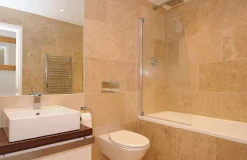 Woking Casa | Captivating 5-Bed House in Woking
