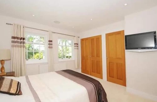 Woking Casa | Captivating 5-Bed House in Woking
