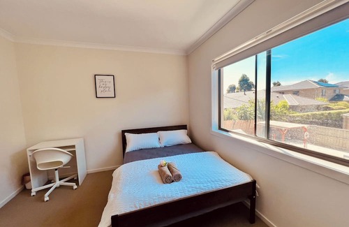 Sanctuary Lakes Villa | Point Cook Landmark Coastal Wetland Park Villa Free Parking and Wi-Fi