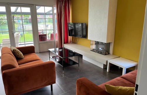 Hellendoorn Casa | Holiday home with conservatory, near Hellendoorn