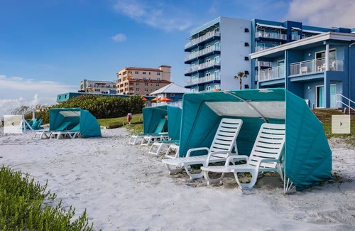 New Smyrna Beach Complejo | Coconut Palms Beach Resort II - New Smyrna beach on the beach June 7th-14th only