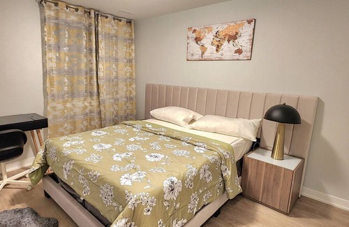 Ottawa Division Apartamento | An exquisite luxury suite nestled just two minutes away from premier locations.