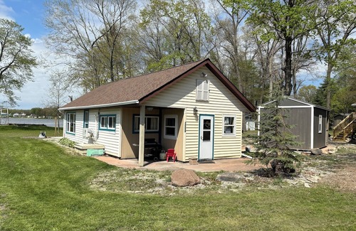 Fremont Cabaña | Lake Front Cottage with a beautiful park like setting!