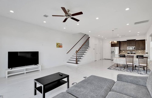 Astrodome Casa | Centrally Located Tx Medical Center - Walk To Nrg! 2 Bedroom Townhouse by RedAwning
