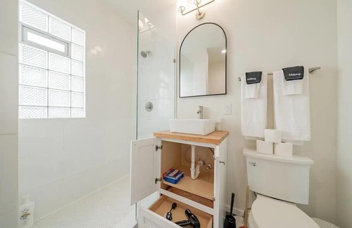 Brewers Hill Casa | Lavish 2BR Respite Fiser Forum Free WI-FI