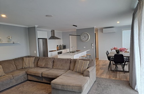 Richmond Casa | Richmond Tasman Nelson. New 3bdrm. 2 Bathroom House with Double Garage. Central