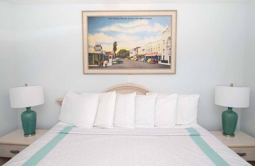 Central Beach Complejo | Oceanfront 1 Bdrm Condo with Balcony @ Reef Ocean Resort in Vero Beach, Florida