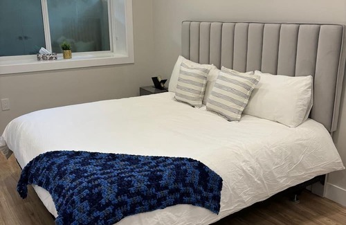 Lower Lonsdale Casa | 2BR 2BATH North Van Guesthouse
