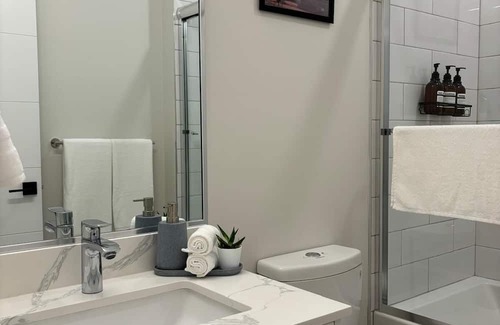 Lower Lonsdale Casa | 2BR 2BATH North Van Guesthouse