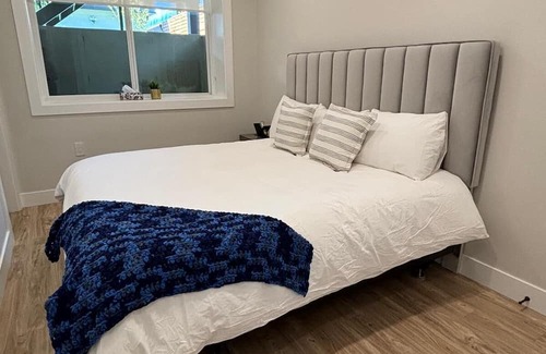 Lower Lonsdale Casa | 2BR 2BATH North Van Guesthouse
