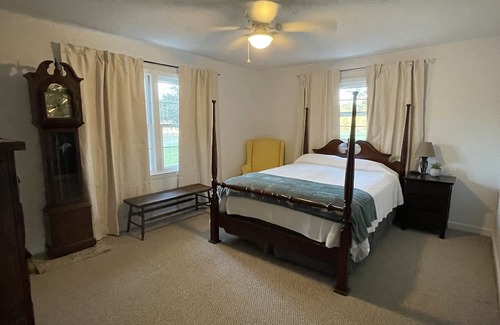 Columbus Casa | Charming 1950s Bungalow 8 min from Tryon International Equestrian Center