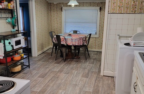 Mount Airy Casa | Retro Cozy Home Away from Home 2 bedroom home just outside downtown Mayberry