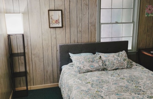 Mount Airy Casa | Retro Cozy Home Away from Home 2 bedroom home just outside downtown Mayberry