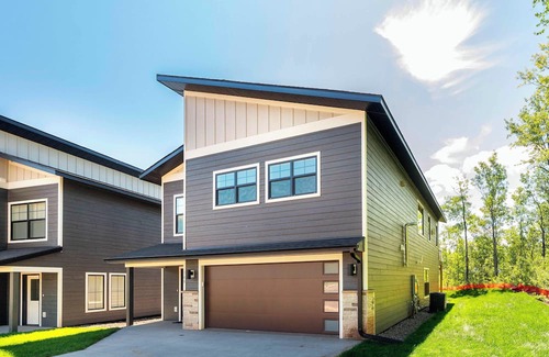 Duluth Apartamento | RiverWest Waterside - Beautiful 2 BR pet friendly home at the base of Spirit Mtn.