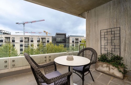 Capital Hill Apartamento | New to VRBO: Spacious APT, 8 mins to Old Parliament House!