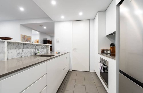 Capital Hill Apartamento | New to VRBO: Spacious APT, 8 mins to Old Parliament House!