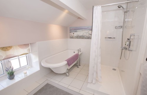 Huggate Cabaña | Delightful holiday home in pretty village high in the stunning Yorkshire Wolds