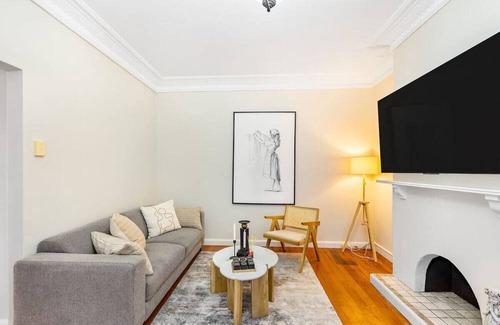 South Brisbane Apartamento | European Casa Getaway with Riverview balcony