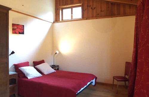 Montjay Casa | Holiday Home 'Chalet Du Bois D'estève' with Mountain View, Shared Terrace and Wi-Fi