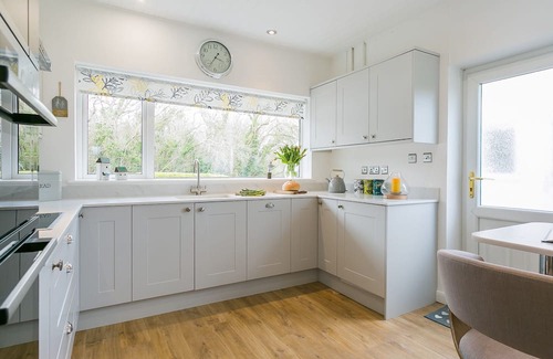 Marianglas Cabaña | Gamdda Fawr - a hot tub that sleeps 8 guests in 4 bedrooms