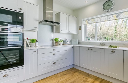 Marianglas Cabaña | Gamdda Fawr - a hot tub that sleeps 8 guests in 4 bedrooms