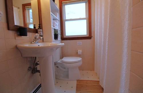 Harwich Center Casa | Spacious Well Appointed Home in Quiet Neighborhood