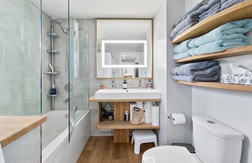 East Hill Condominio | Urban Retreat: 2-BR Suite in Vernon!