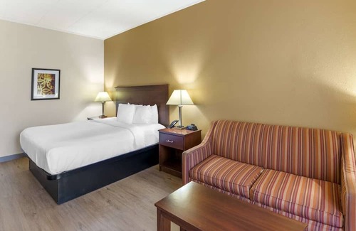 North Chesterfield Casa | Chic Stay with Free Breakfast Near Major Shopping and Historical Sites