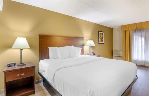 North Chesterfield Casa | Chic Stay with Free Breakfast Near Major Shopping and Historical Sites