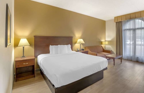 North Chesterfield Casa | Sleek Stay Perfect for Corporate Guests with Weekly Laundry Needs
