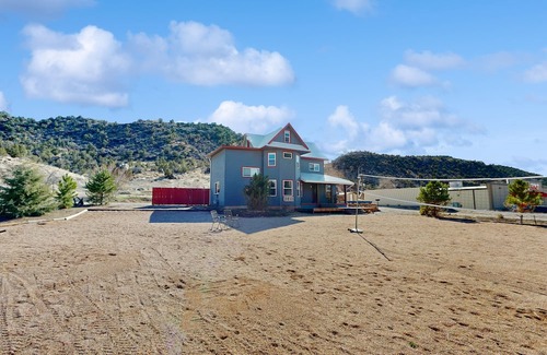 Naturita Casa | 2-story duplex with mtn views, deck, grill, W/D, & AC