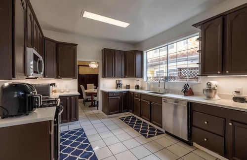North Berkeley Casa | Room in Stylish Retreat w/ Spacious Living