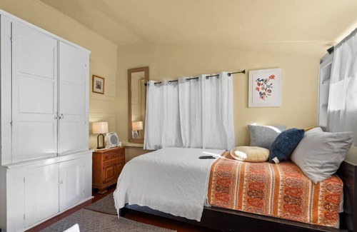 North Berkeley Casa | Room in Stylish Getaway w/ Outdoor Charm