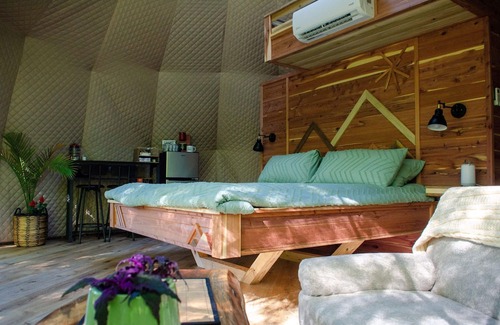 Brownsboro Alquiler De RV | "Charming Toadstool Geodome Available for Rent: A Whimsical Retreat Awaits!"