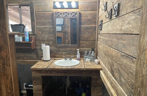 Tie Plant Cabina | Camp House Retreat is located at Grenada Lake, world famous Crappie fishing lake