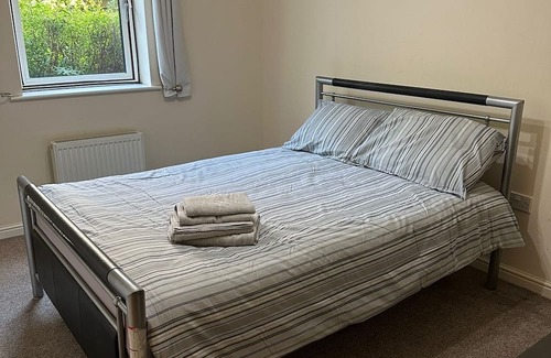 Cambourne Apartamento | 2 Bed Apartment - short and long term stay Balcony & Lakeview