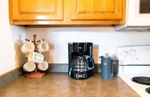 Evergreen Apartamento | Centrally Located Townhouse w Garage