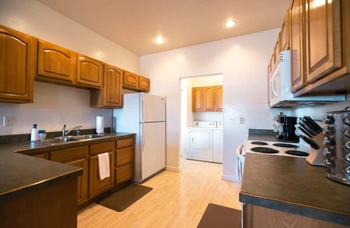 Evergreen Apartamento | Centrally Located Townhouse w Garage