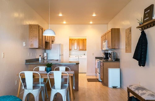 Evergreen Apartamento | Centrally Located Townhouse w Garage