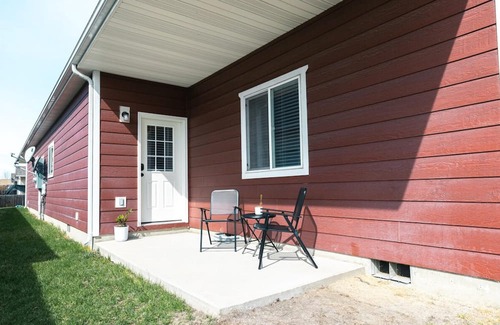 Evergreen Apartamento | Centrally Located Townhouse w Garage
