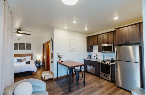 Kalispell Apartamento | Brand New Downtown Studio w Kitchen