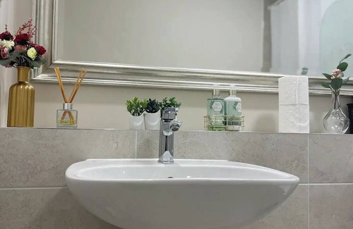 Sutton Cross Casa | Stylish and cosy new flat near Dublin Airport and City Center