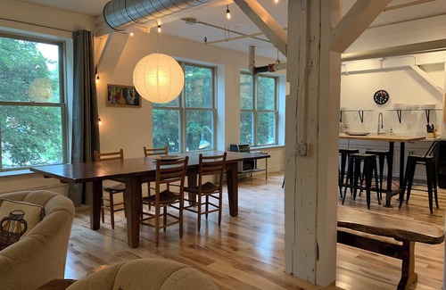 South End Apartamento | Awesome Large Open Concept 2 Bedroom Warehouse Loft in Downtown Burlington