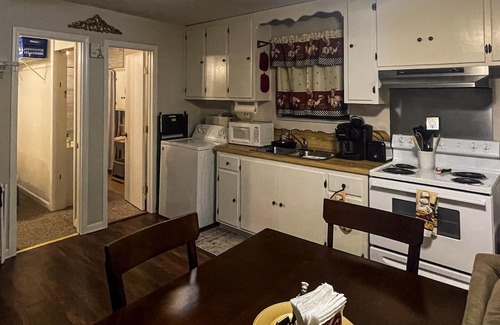 Lake Charles Casa | Cozy Cajun Cabin Quiet Retreat on the Bayou 1B 1B