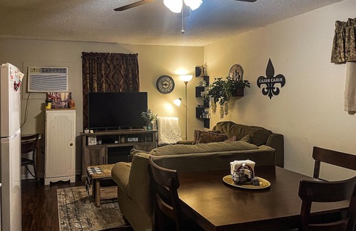 Lake Charles Casa | Cozy Cajun Cabin Quiet Retreat on the Bayou 1B 1B