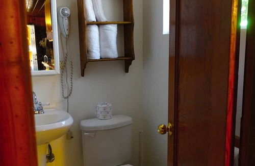 Crestline Cabina | Cozy Corner Cabin in Beautiful Crestline Ca. Walking Distance from Lake Gregory
