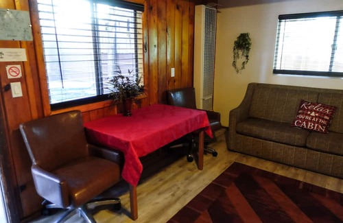Crestline Cabina | Cozy Corner Cabin in Beautiful Crestline Ca. Walking Distance from Lake Gregory